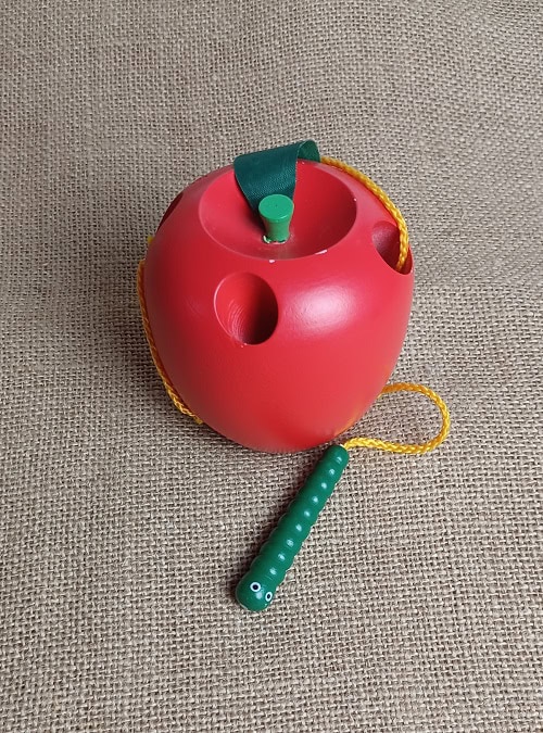 Holzspielzeug Apfel mit Rassel, handgefertigt, kindersicher, aus Ischler Holzhandwerk. Perfekt für Kleinkinder.