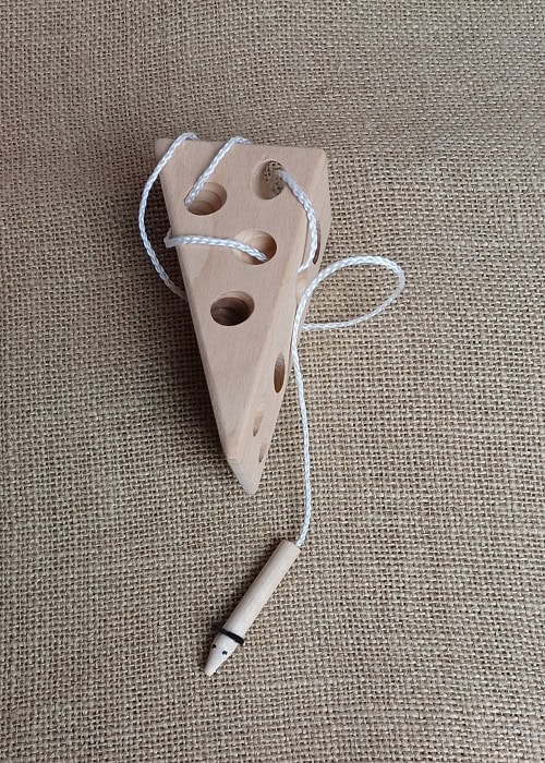 Holz-Käsebrett mit Schnur, handgefertigt, naturbelassen, forstnerbohrungen, ideal für Käse- und Vorspeisentafel.