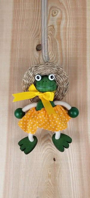 Hochwertige Handgefertigte Holzfigur eines Krokodils mit Kleid, von Ischler Holzhandwerk, perfekt als Dekoration und Geschenk.