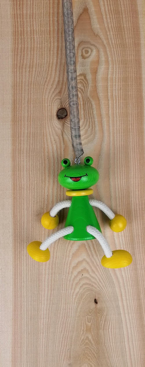 Lustiges Holzspielzeug als Dekoration aus nachhaltigem Holz, mit bunten Farben und freundlichem Design.