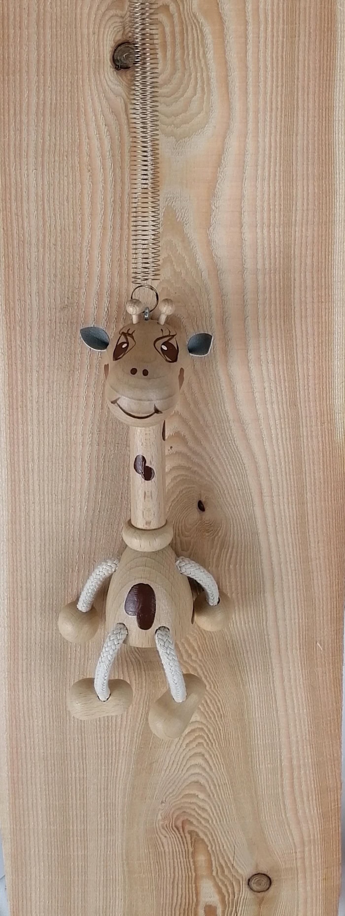 Handgefertigte Holzfigur eines niedlichen Kuhmotivs, ideal für Kinderspielzeug oder Dekoration.