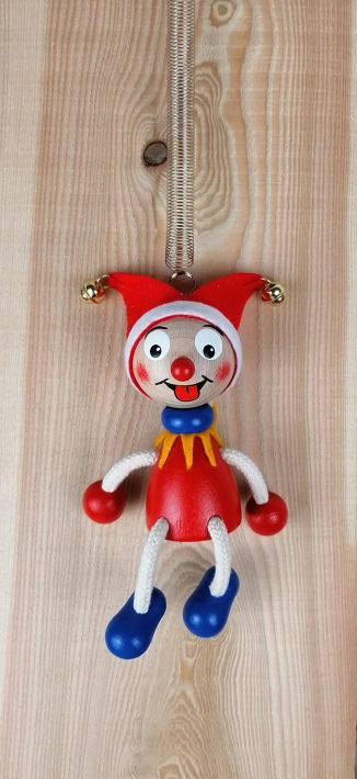 Hochwertiges Holzspielzeug in Form eines fröhlichen Clowns mit bunten Schuhen, perfekt für Kinder.