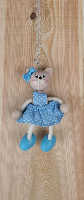 Handgemachte Holzspielzeugpuppe mit Stoffkleid und Schnullerkette.