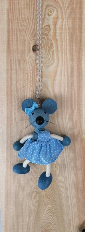 Handgefertigte Holz-Maus in Blau mit Kleid, dekorativ und hochwertig aus Ischler Holz.