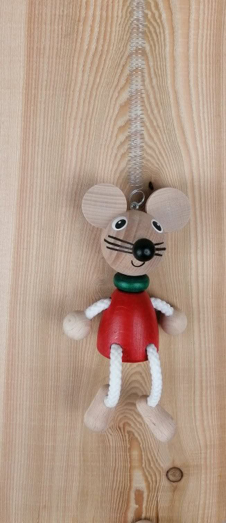 Detaillierte Holzmaus als handgefertigtes Spielzeug aus Holz, ideal für Kinder und Dekoration.