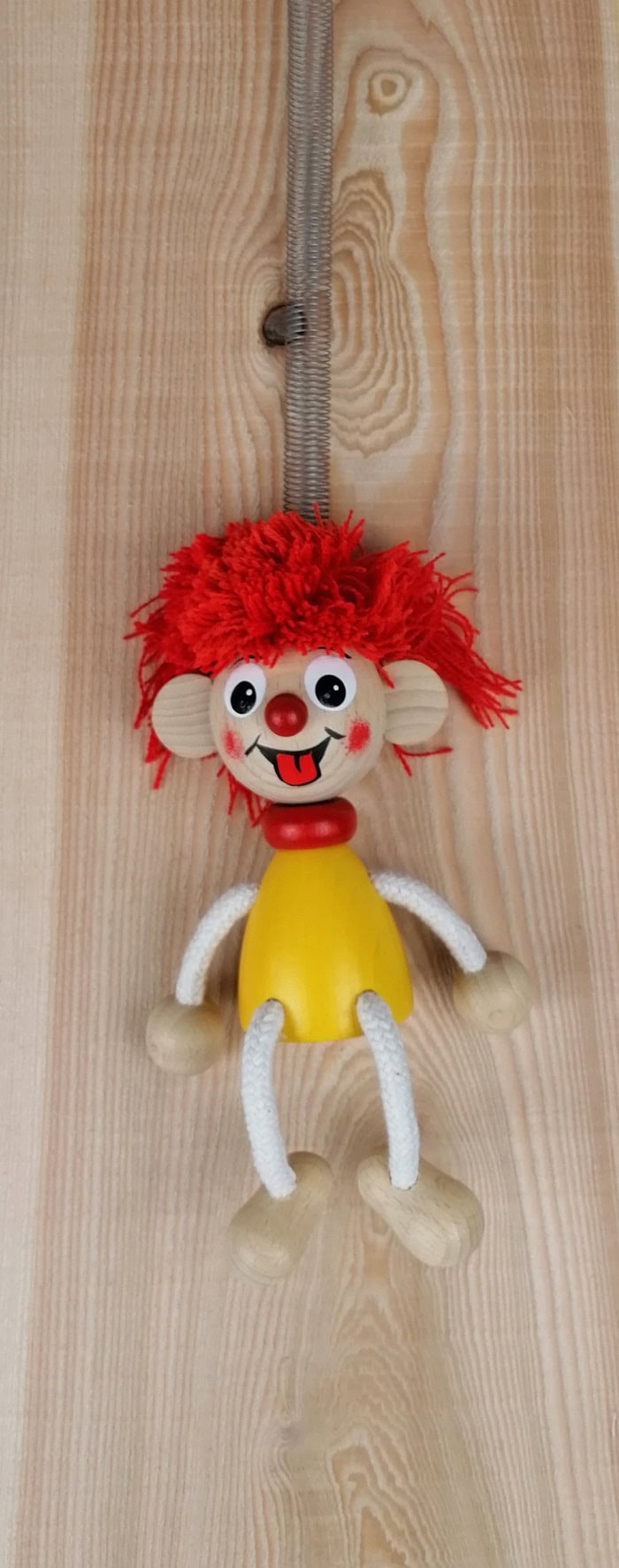 Holzclown aus Ischler Holz, handgemacht, mit bunner Stoffmähne, kindgerechtes Dekor.