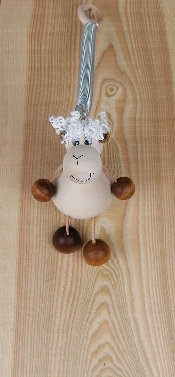 Süße Holz-Schafdeko mit Filzmähne, ideale Holzkunst für Kinderzimmer.