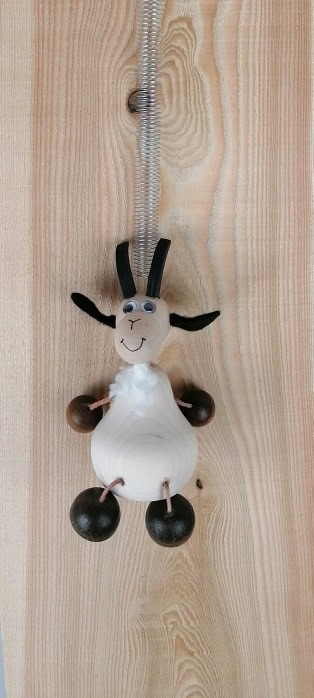 Kuschelige Holzfigur mit kreativen Details, handgefertigt von Ischler Holzhandwerk.