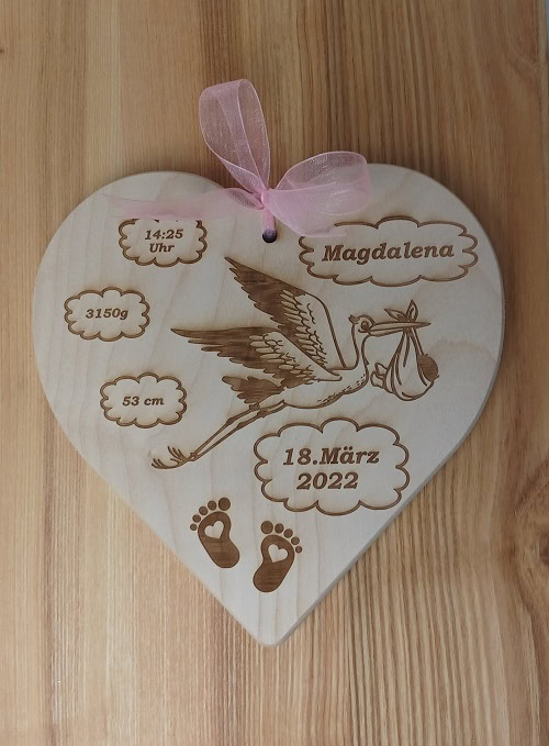 Holzdeko mit Namen, Geburtsdatum, Zeit, Gewicht und Größe in Handwerksqualität.