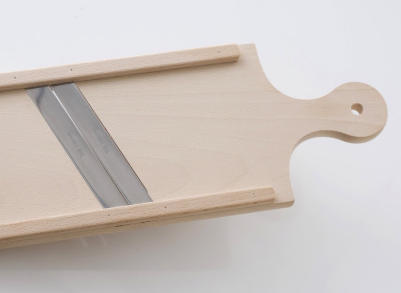 Hochwertiges Holzschneidebrett mit Messer, traditionelles österreichisches Handwerk.