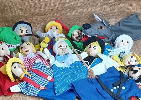 Handgefertigte Puppen aus Holz, mit liebevollen Details, einzigartig und langlebig.