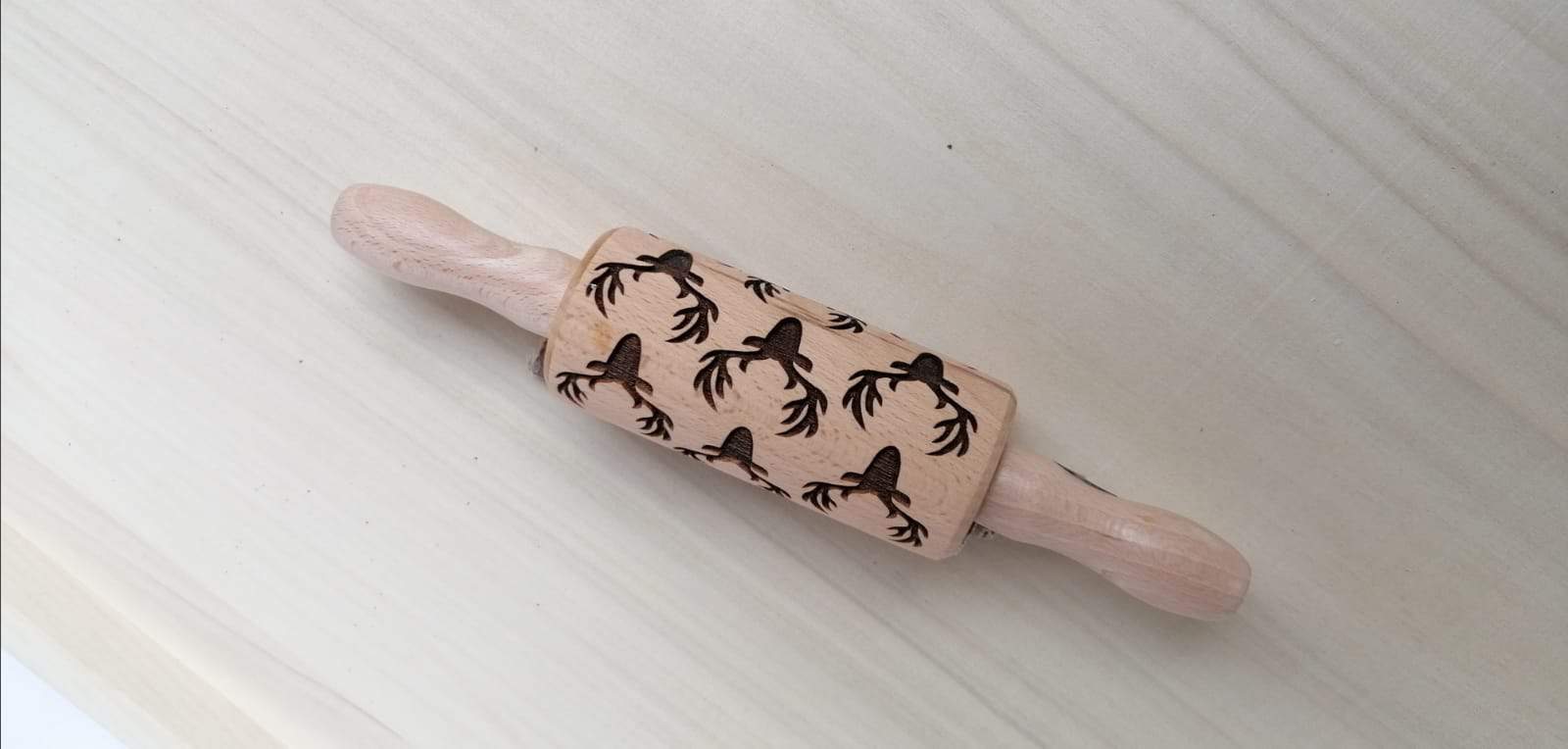 Alte Holzrolle mit künstlerischem Hirschgravur, handgefertigt aus hochwertigem Holz.