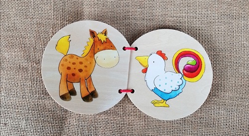 Hochwertiges Holzspielzeug mit handgefertigten, farbenfrohen Tiermotiven aus Ischler Holzhandwerk.