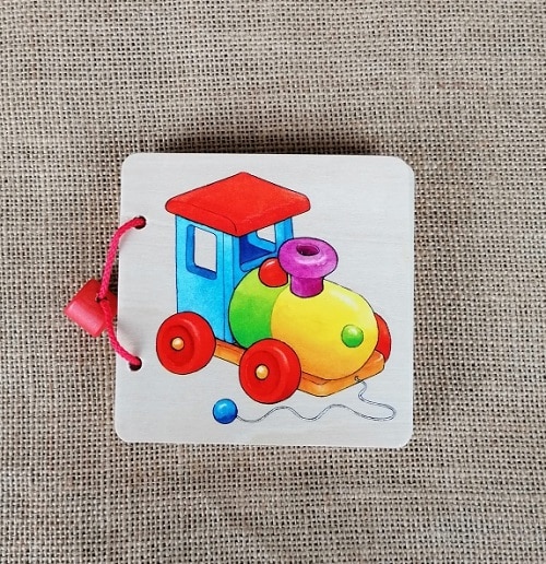 Buntes Holzspielzeug Zug für Kinder, handgefertigt und hochwertig verarbeitet.