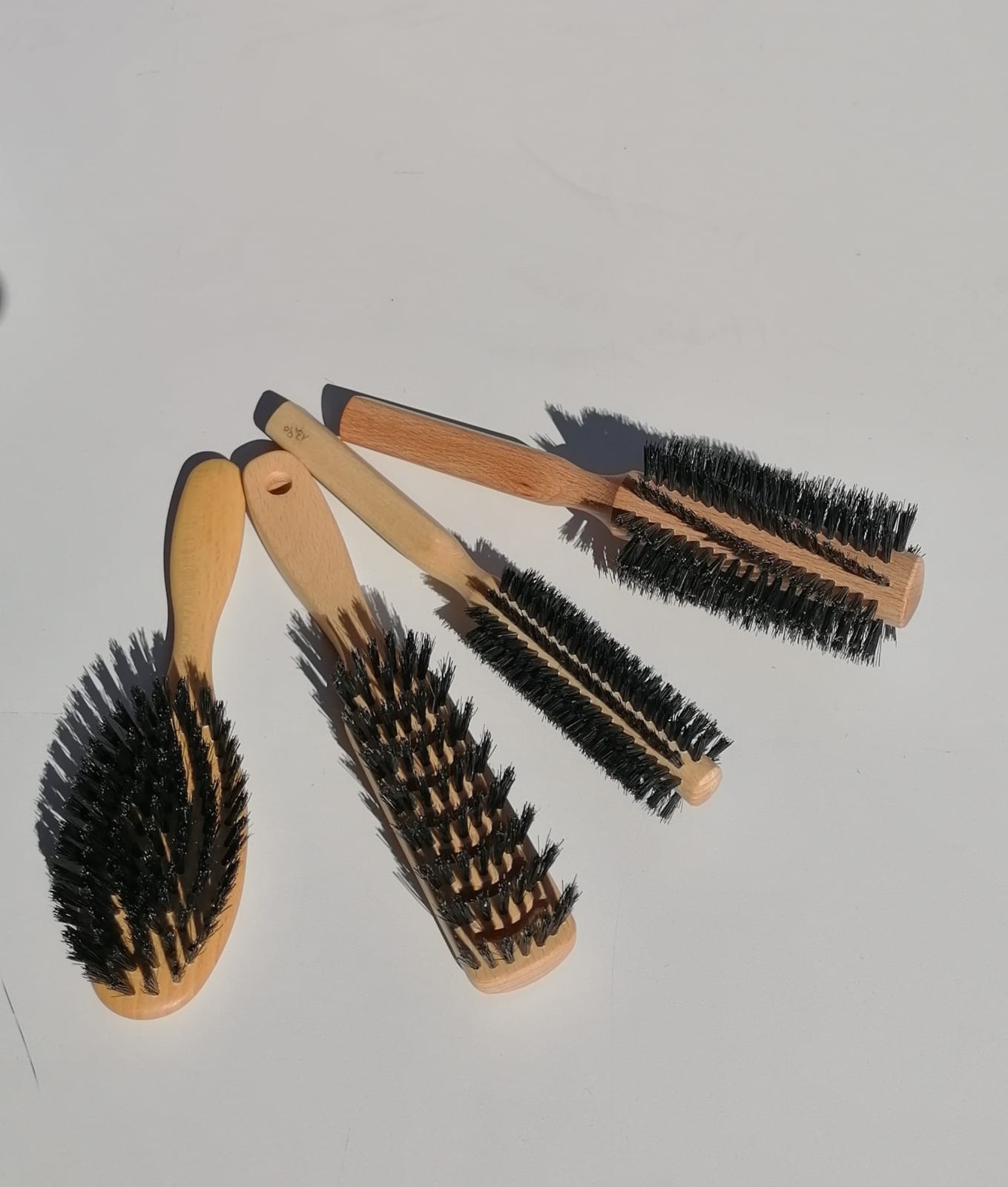Hochwertige Holzpflegebürsten mit schwarzen Borsten, handgefertigt von Ischler Holzhandwerk für nachhaltige Pflege.