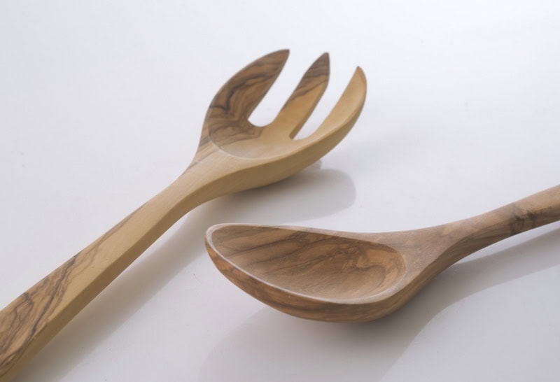 Hochwertige Holzkochlöffel und Gabeln aus natürlichem Holz, handgefertigt für stilvolle Küchen.