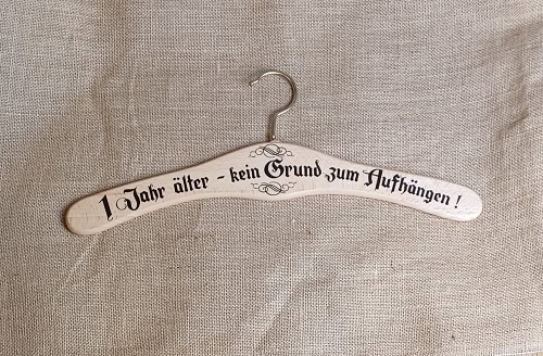 Hochwertiger Holz-Kleiderbügel mit langlebigem Aufdruck, perfekt für Mode und Design.