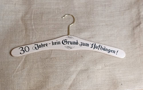 Hochwertiger Holzhänger mit Gravur für Jubiläum, handgefertigt im Ischler Holzhandwerk.