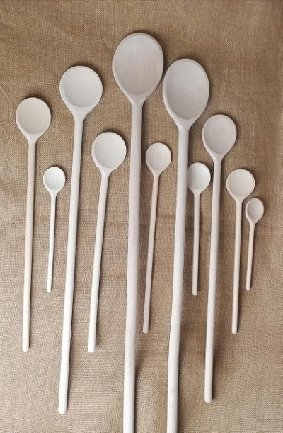 Hochwertige Holzlöffel in verschiedenen Größen, ideal für Küche und Servieren aus nachhaltigem Holz.