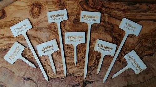 Hölzerne Beschilderung mit verschiedenen Kräuternamen für die Küche oder Garten.