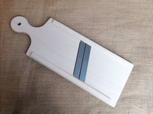 Hochwertiges, handgefertigtes Holzschneidebrett für die Küche, langlebig und stilvoll.