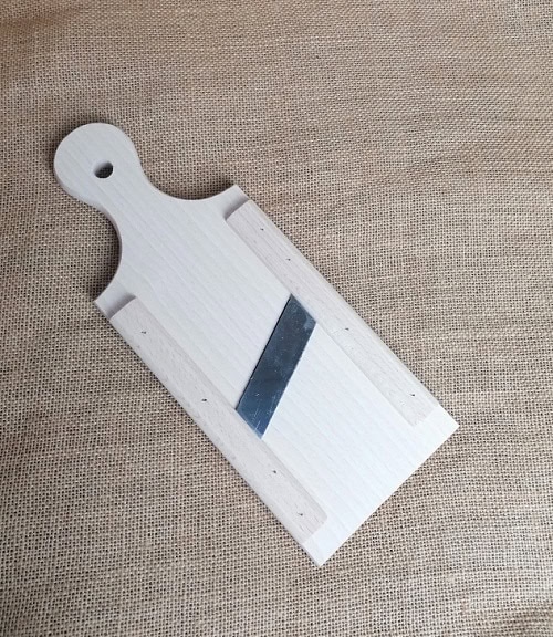 Handgemachte Holzarbeiten für Küche und Haushalt. Hochwertiges Schneidebrett aus naturbelassenem Holz.