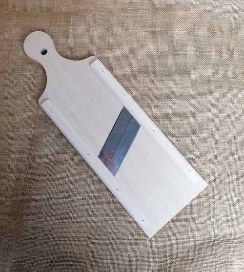 Hochwertiges Holzschneidebrett mit Edelstahlkante für Küchenarbeiten.