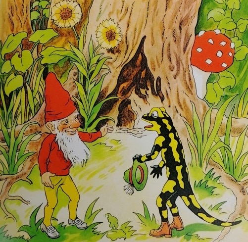 Detailreiche Holzschnitzerei im Zauberwald mit Märchenfigur und Gecko in Naturumgebung.