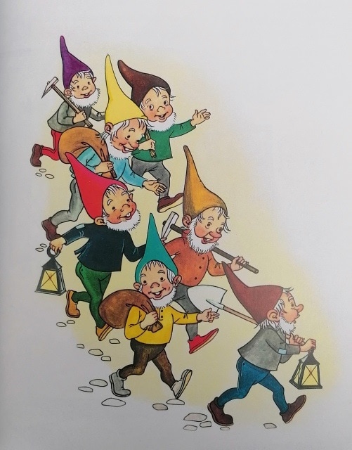 Detailreiche Holzfiguren mit fantasievollen Zwergen und Märchencharakteren aus Holz gefertigt.