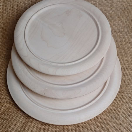 Natürliche, handgefertigte Holzplatten für nachhaltiges Holzhandwerk.