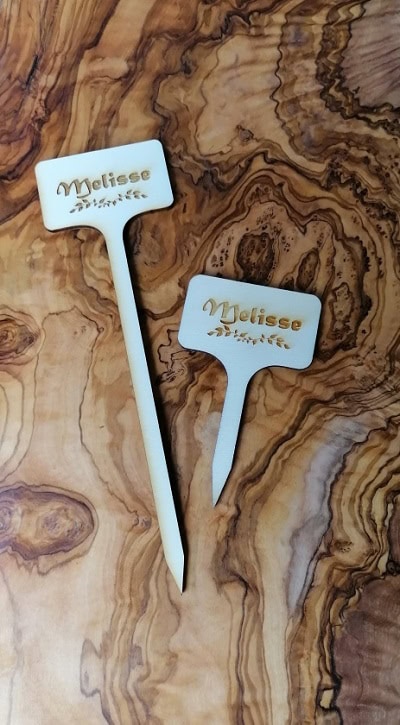 Holzschild mit Name "Melissa" aus handgefertigtem Holz, individuell gestaltet für Pizza oder Gutscheine.