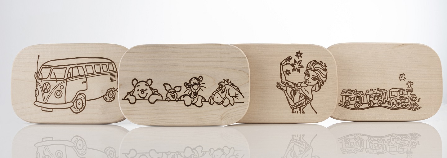 Dekorative Holzteller mit individuellen Gravuren.