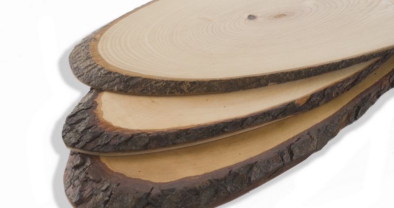 Dekorativer Holzuntersetzer aus naturbelassenem Holz.