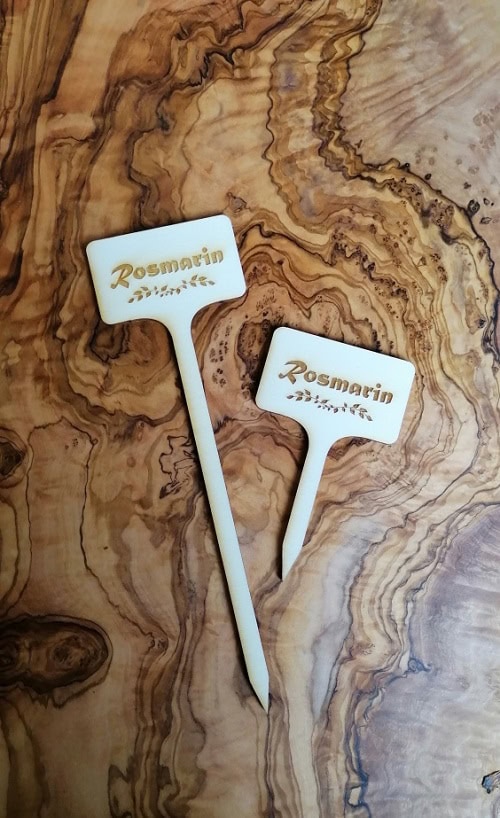 Elegantes Kräuteretikett aus Holz mit "Rosmarin" Schrift.