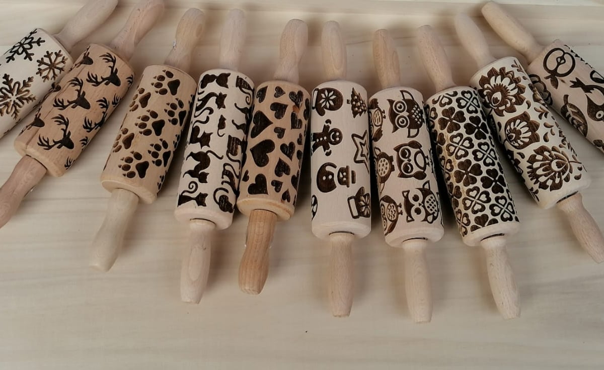 Decorative Holzrollen mit weihnachtlichen Designs aus Holzhandwerk Ischler Holzhandwerk.