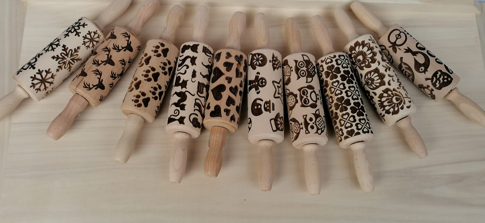 Decorative Holzrollen mit weihnachtlichen Designs aus Holzhandwerk Ischler Holzhandwerk.