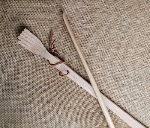 Handgefertigter Holzbesen für nachhaltiges Reinigungsarbeiten.