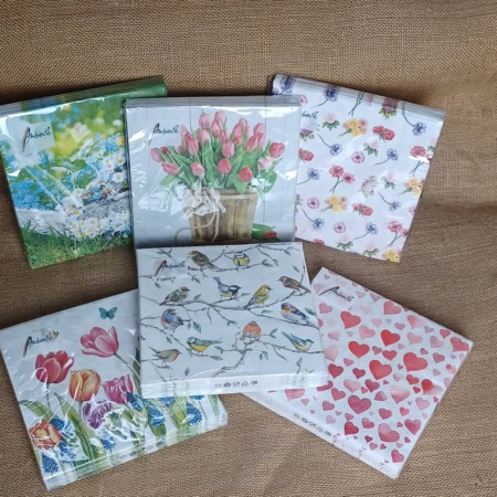 Hochwertige Papiertaschentücher mit Blumen- und Vogelmotiven, ideal für Garten- und Naturliebhaber.