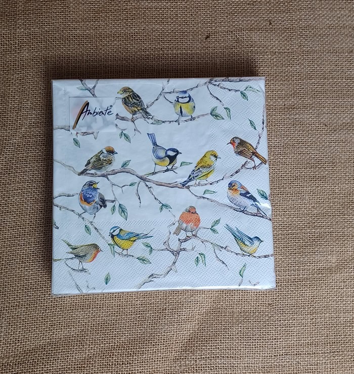 Detailsreiche Vogelmuster auf Baumwollserviette, perfekt für Naturliebhaber.
