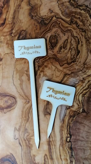 Hochwertige Holzstäbchen mit personalisierter Gravur, perfekt für Dekorationen und Geschenke.