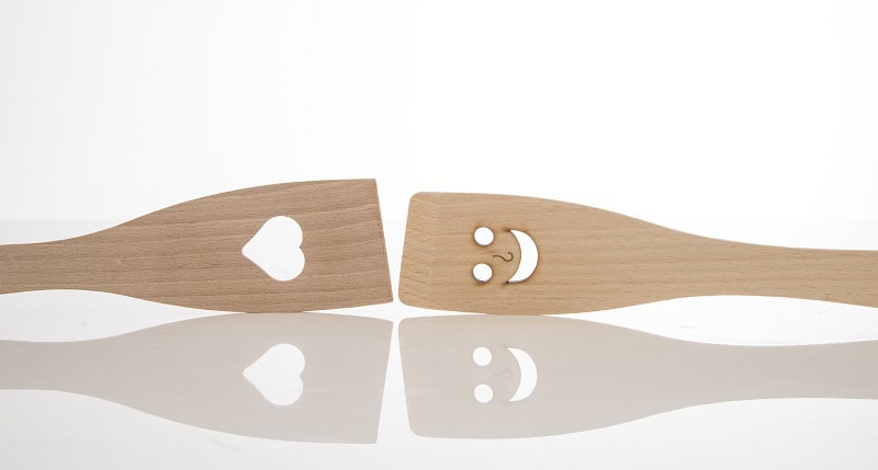 Hochwertige Holzherz- und Lächel-Designs, handgefertigt für natürliche Dekorationen.