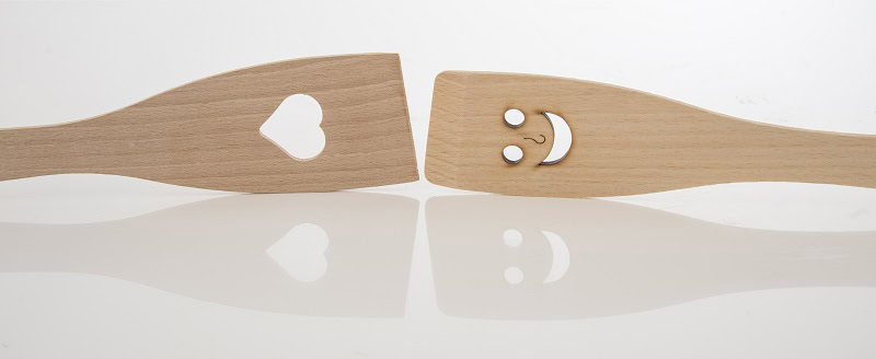 Hochwertiges Holzherz und lächelnder Holzsonnenstrahl aus edlem Holz.