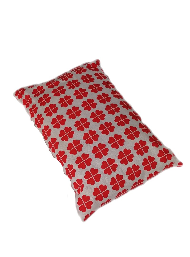 Wärmflasche mit rotem Klee-Muster, ideal für kalte Tage, handgefertigt aus hochwertigen Materialien.