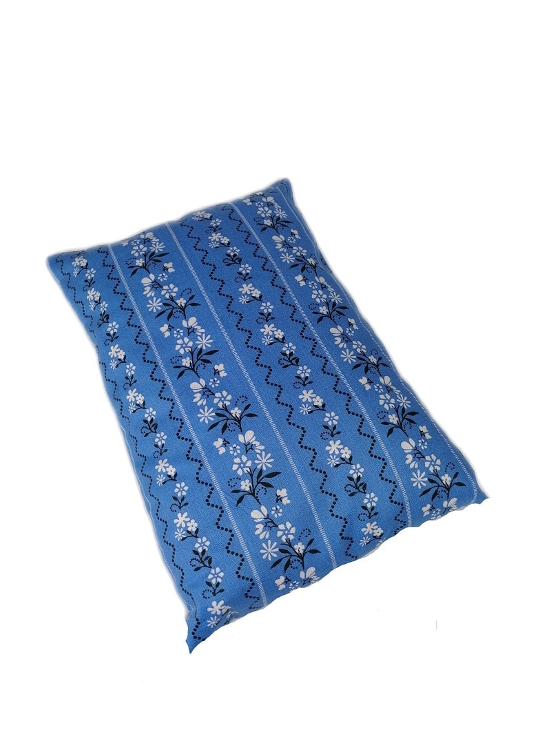 Handgefertigter Holzartikel mit traditionellem Design.