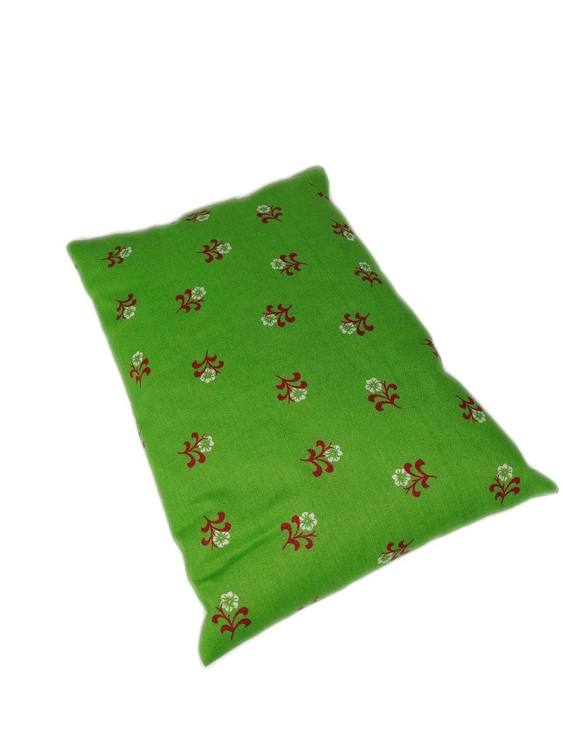 Dekorativer Kissenbezug aus Holzstoff mit traditionellen Mustern.