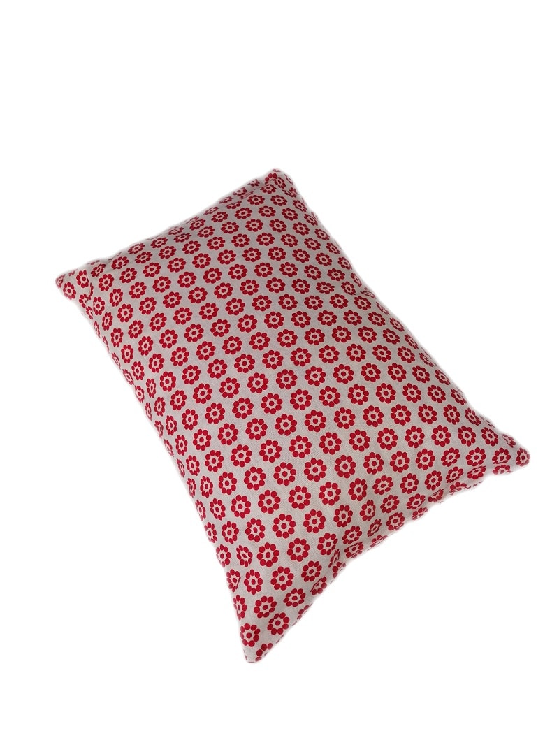 Hochwertiger Kissenschonbezug mit rotem Blumenmuster, handgefertigt aus Holz.