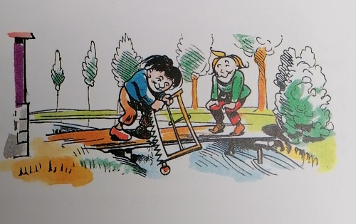 Holzarbeiten im Freien, Kinder bauen Wasserweg mit Holzpfählen, Natur und handwerkliche Holzgestaltung.