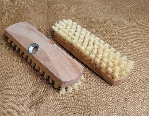 Hochwertige Holzpflegebürste mit natürlichen Borsten für die stilvolle Holzpflege.