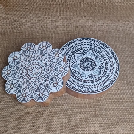 Hochwertige Holzknöpfe mit dekorativen Mandala-Designs, handgearbeitet, ideal für Dekoration und Accessoires.