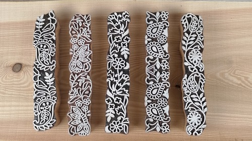 Detailsreiche Holzschnitzerei mit floralen Mustern und traditionellem Design.